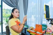 弥勒泰国主播品三亚榴莲：“尝到了家乡味”