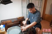 弥勒成都“90后”小伙“十年磨一剑”：从爱好者到守艺人 传播中国文化