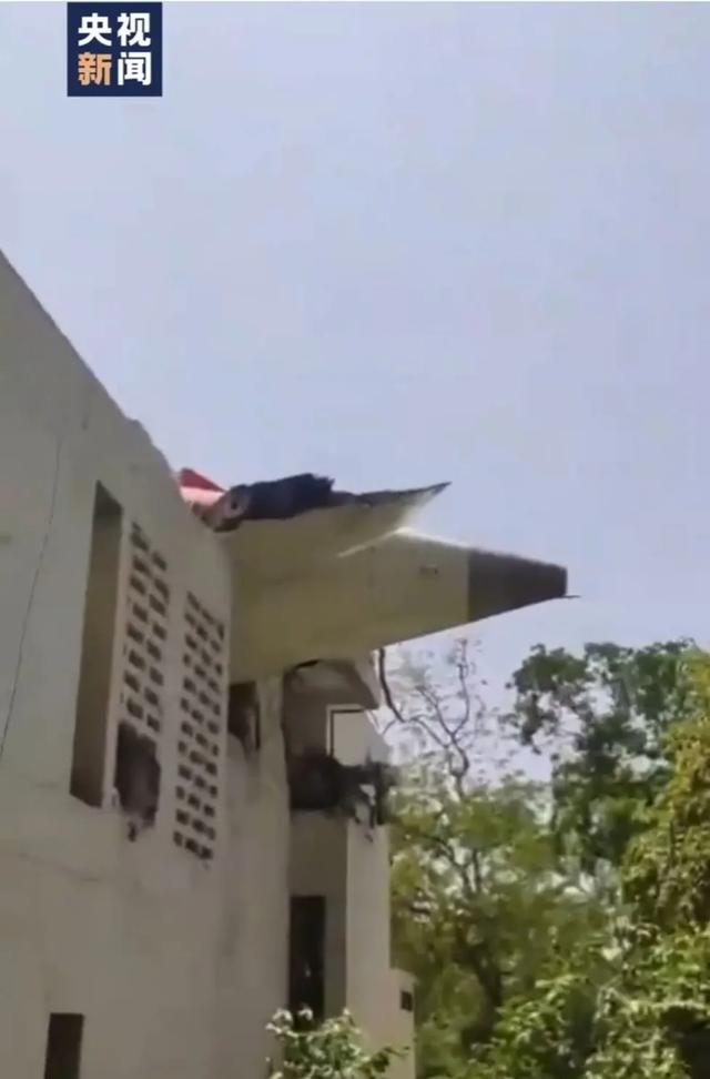 印度一波音787客机坠毁机上242人、地(🌖)面5名学生遇难！我驻印度使馆：机上无中国籍乘客